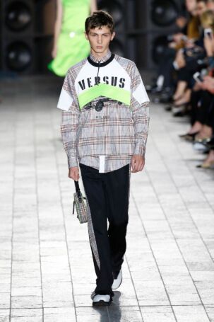 10/47 | Versus Spring 2018 | Photo: NOWFASHION.com Versus Spring 2018 | Photo: NOWFASHION.com