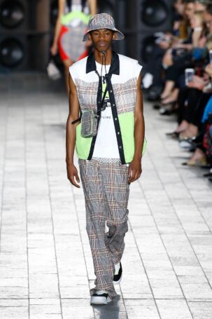12/47 | Versus Spring 2018 | Photo: NOWFASHION.com Versus Spring 2018 | Photo: NOWFASHION.com