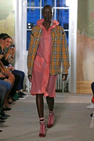 2/49 | Burberry Fall 2017 | Photo: NOWFASHION.com Burberry Fall 2017 | Photo: NOWFASHION.com