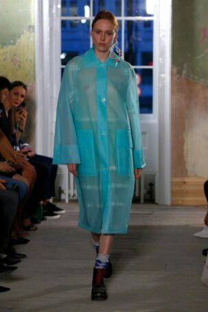 3/49 | Burberry Fall 2017 | Photo: NOWFASHION.com Burberry Fall 2017 | Photo: NOWFASHION.com