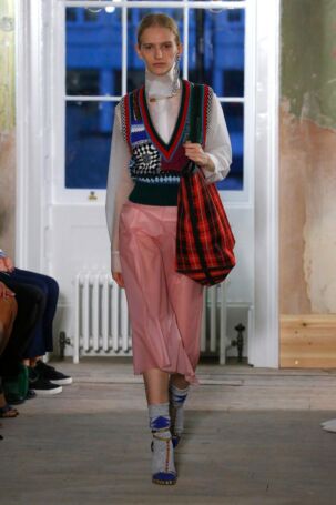 5/49 | Burberry Fall 2017 | Photo: NOWFASHION.com Burberry Fall 2017 | Photo: NOWFASHION.com