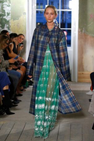 6/49 | Burberry Fall 2017 | Photo: NOWFASHION.com Burberry Fall 2017 | Photo: NOWFASHION.com