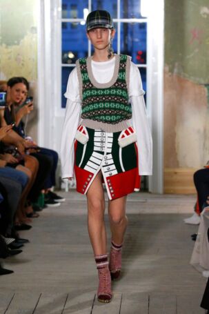7/49 | Burberry Fall 2017 | Photo: NOWFASHION.com Burberry Fall 2017 | Photo: NOWFASHION.com