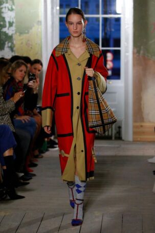 8/49 | Burberry Fall 2017 | Photo: NOWFASHION.com Burberry Fall 2017 | Photo: NOWFASHION.com