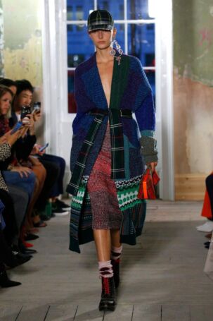 10/49 | Burberry Fall 2017 | Photo: NOWFASHION.com Burberry Fall 2017 | Photo: NOWFASHION.com