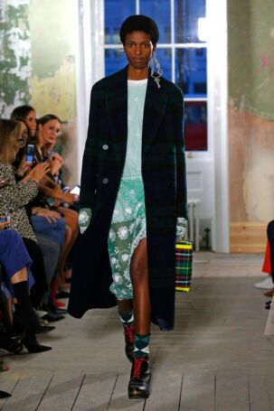 12/49 | Burberry Fall 2017 | Photo: NOWFASHION.com Burberry Fall 2017 | Photo: NOWFASHION.com