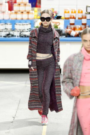 2/81 | Chanel Fall 2014 | Photo: NOWFASHION.com Chanel Fall 2014 | Photo: NOWFASHION.com