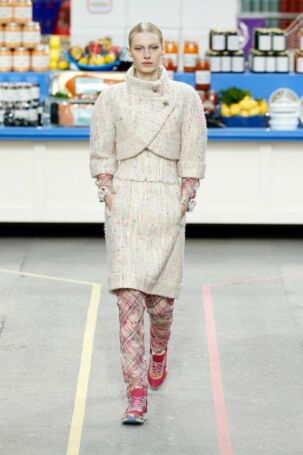 4/81 | Chanel Fall 2014 | Photo: NOWFASHION.com Chanel Fall 2014 | Photo: NOWFASHION.com