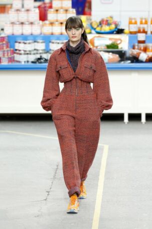 6/81 | Chanel Fall 2014 | Photo: NOWFASHION.com Chanel Fall 2014 | Photo: NOWFASHION.com