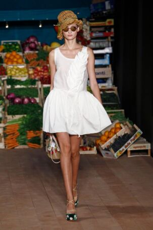 2/29 | Moschino Cheap and Chic Spring 2012 | Photo: NOWFASHION.com Moschino Cheap and Chic Spring 2012 | Photo: NOWFASHION.com