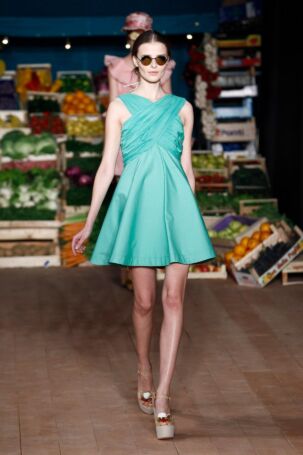 3/29 | Moschino Cheap and Chic Spring 2012 | Photo: NOWFASHION.com Moschino Cheap and Chic Spring 2012 | Photo: NOWFASHION.com