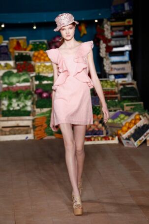 4/29 | Moschino Cheap and Chic Spring 2012 | Photo: NOWFASHION.com Moschino Cheap and Chic Spring 2012 | Photo: NOWFASHION.com