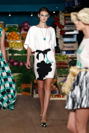 6/29 | Moschino Cheap and Chic Spring 2012 | Photo: NOWFASHION.com Moschino Cheap and Chic Spring 2012 | Photo: NOWFASHION.com