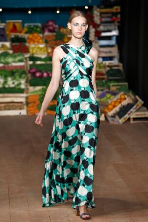 7/29 | Moschino Cheap and Chic Spring 2012 | Photo: NOWFASHION.com Moschino Cheap and Chic Spring 2012 | Photo: NOWFASHION.com