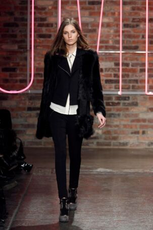 5/36 | DKNY Fall 2011 | Photo: NOWFASHION.com DKNY Fall 2011 | Photo: NOWFASHION.com