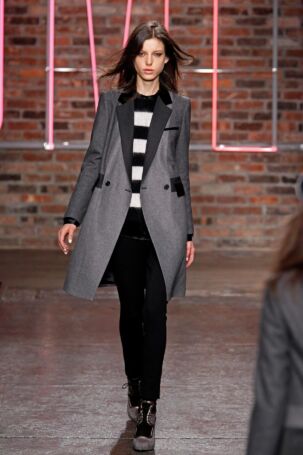 7/36 | DKNY Fall 2011 | Photo: NOWFASHION.com DKNY Fall 2011 | Photo: NOWFASHION.com
