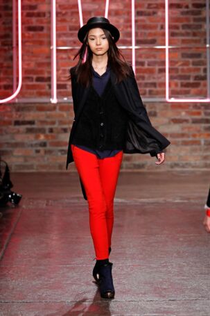 11/36 | DKNY Fall 2011 | Photo: NOWFASHION.com DKNY Fall 2011 | Photo: NOWFASHION.com