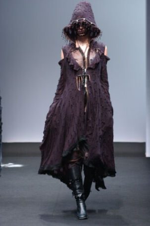 2/45 | h.NAOTO Spring 2008 | Photo: JFWO Japan Fashion Week Organization h.NAOTO Spring 2008 | Photo: JFWO Japan Fashion Week Organization