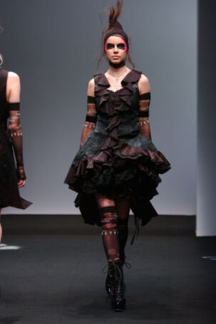 4/45 | h.NAOTO Spring 2008 | Photo: JFWO Japan Fashion Week Organization h.NAOTO Spring 2008 | Photo: JFWO Japan Fashion Week Organization