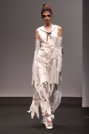 8/45 | h.NAOTO Spring 2008 | Photo: JFWO Japan Fashion Week Organization h.NAOTO Spring 2008 | Photo: JFWO Japan Fashion Week Organization