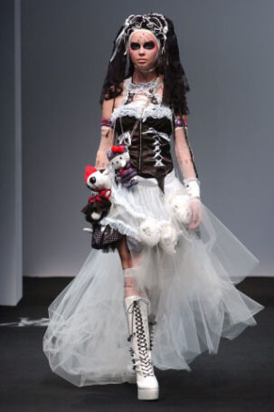 10/45 | h.NAOTO Spring 2008 | Photo: JFWO Japan Fashion Week Organization h.NAOTO Spring 2008 | Photo: JFWO Japan Fashion Week Organization