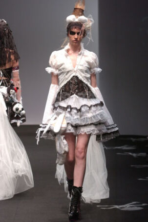 11/45 | h.NAOTO Spring 2008 | Photo: JFWO Japan Fashion Week Organization h.NAOTO Spring 2008 | Photo: JFWO Japan Fashion Week Organization