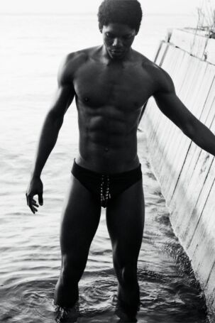 6/10 | Ludovic de Saint Sernin Swimwear Campaign Spring 2025 | Photo: Stuart Winecoff | Courtesy of Ludovic de Saint Sernin Ludovic de Saint Sernin Swimwear Campaign Spring 2025 | Photo: Stuart Winecoff | Courtesy of Ludovic de Saint Sernin